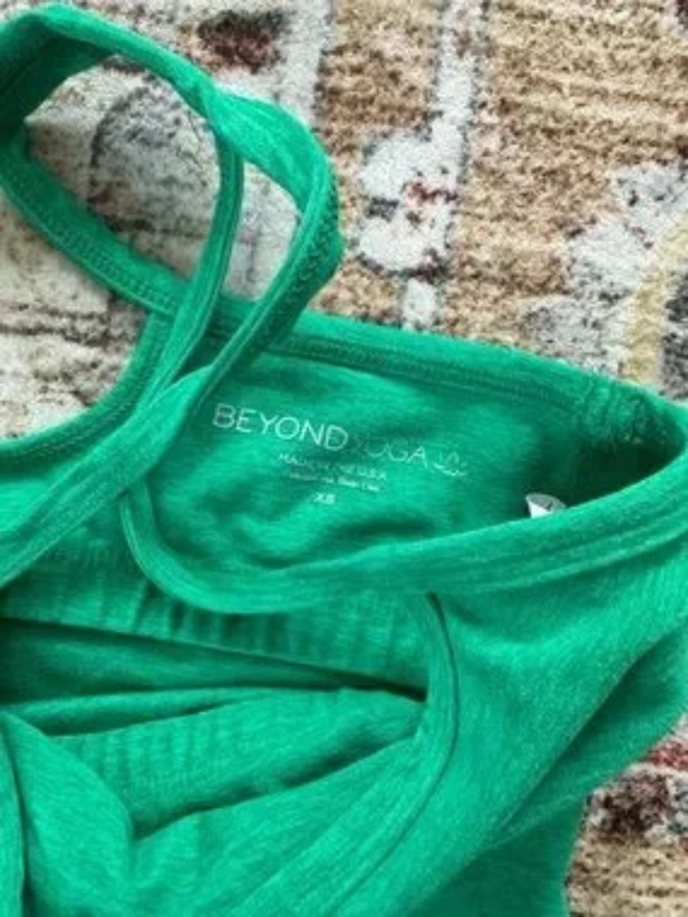 Beyond Yoga Spacedye™ Slim Racerback Cropped Tank + Biker Short Grass Green - Picture 6 of 7